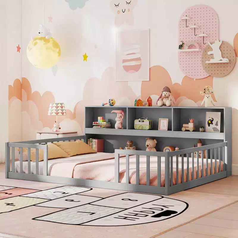 Łóżko podłogowe Montessori w rozmiarze Twin/Full z półkami na książki i miejsce do przechowywania oraz barierkami ochronnymi, białe/szare