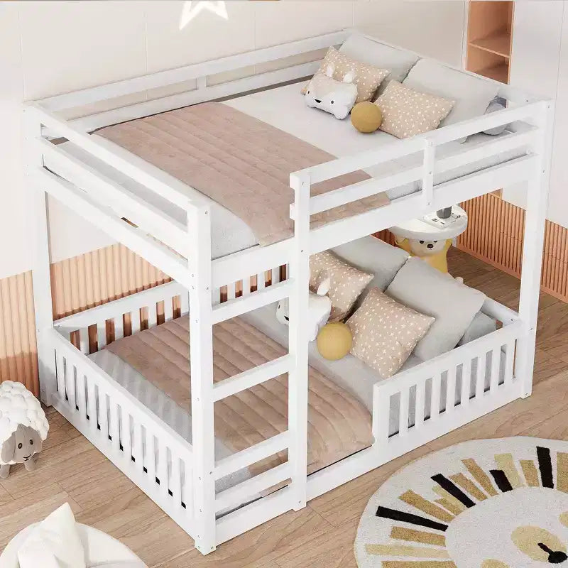 Etagenbett aus Holz, Doppelbett über Doppelbett, mit Leiter und Schutzgittern, niedriges Etagenbett in voller Größe mit Lattenrost