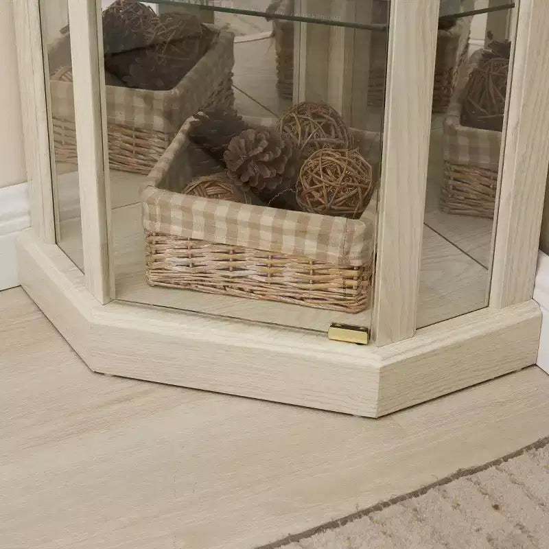 Eck-Vitrinenschrank mit Glastüren und Einlegeböden, Eckvitrine für das Wohnzimmer
