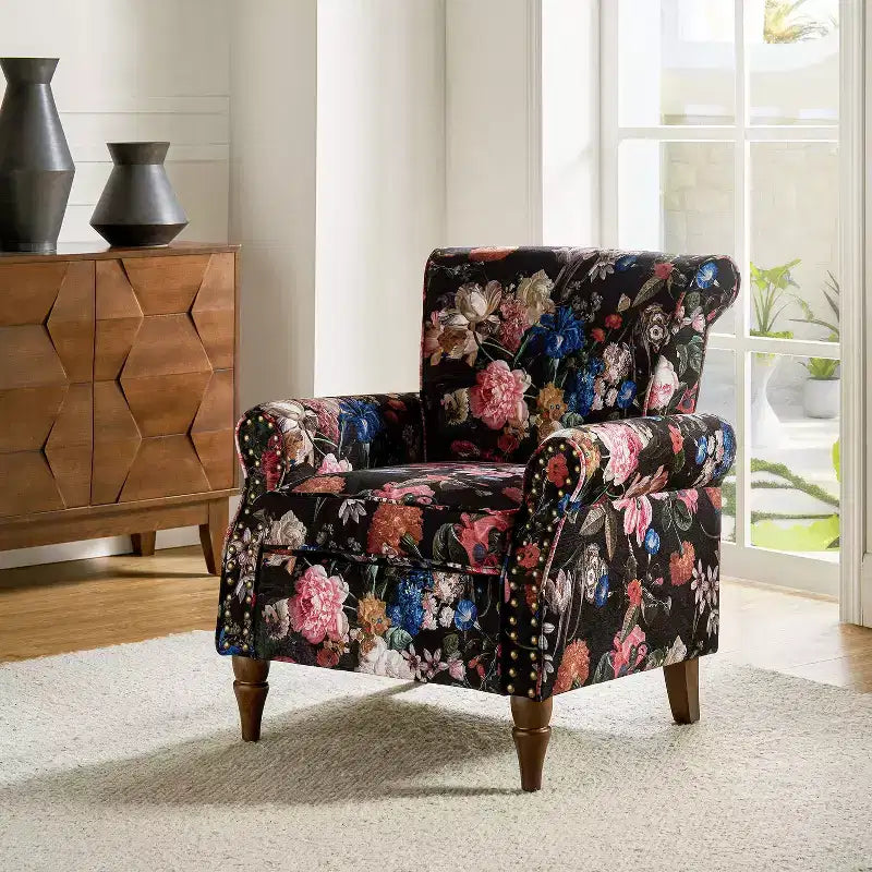 Sillón floral tradicional Araceli con estructura de madera, tapizado, respaldo alto con alas y acabado de tachuelas| ART OF LIVING DESIGNS