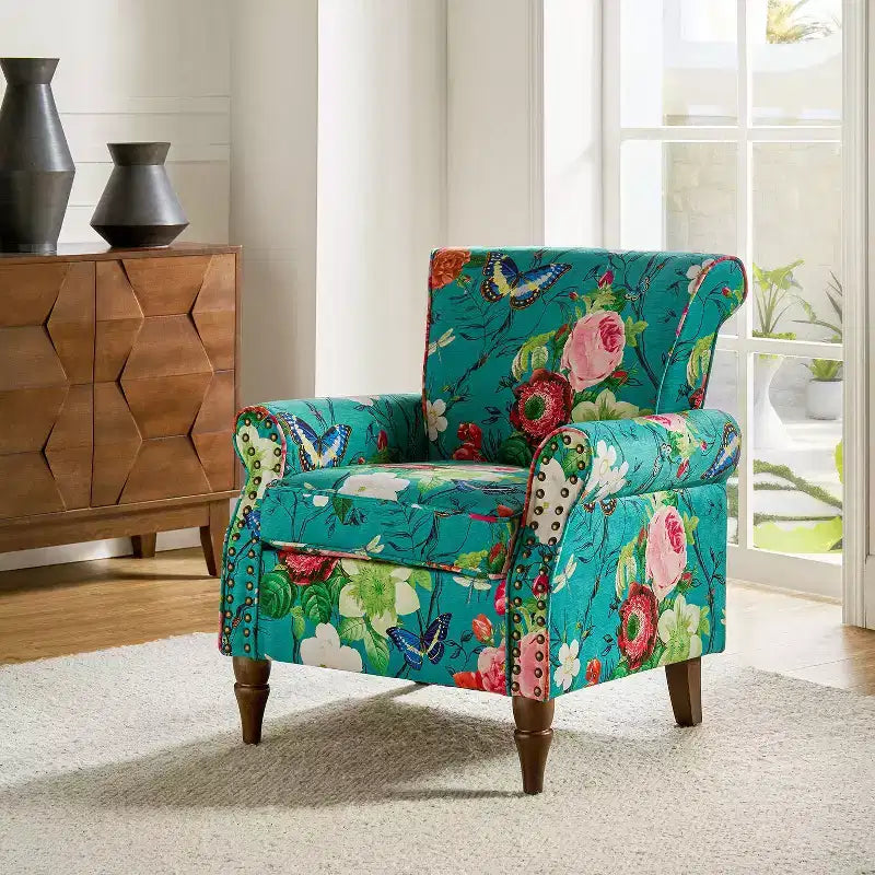 Sillón floral tradicional Araceli con estructura de madera, tapizado, respaldo alto con alas y acabado de tachuelas| ART OF LIVING DESIGNS