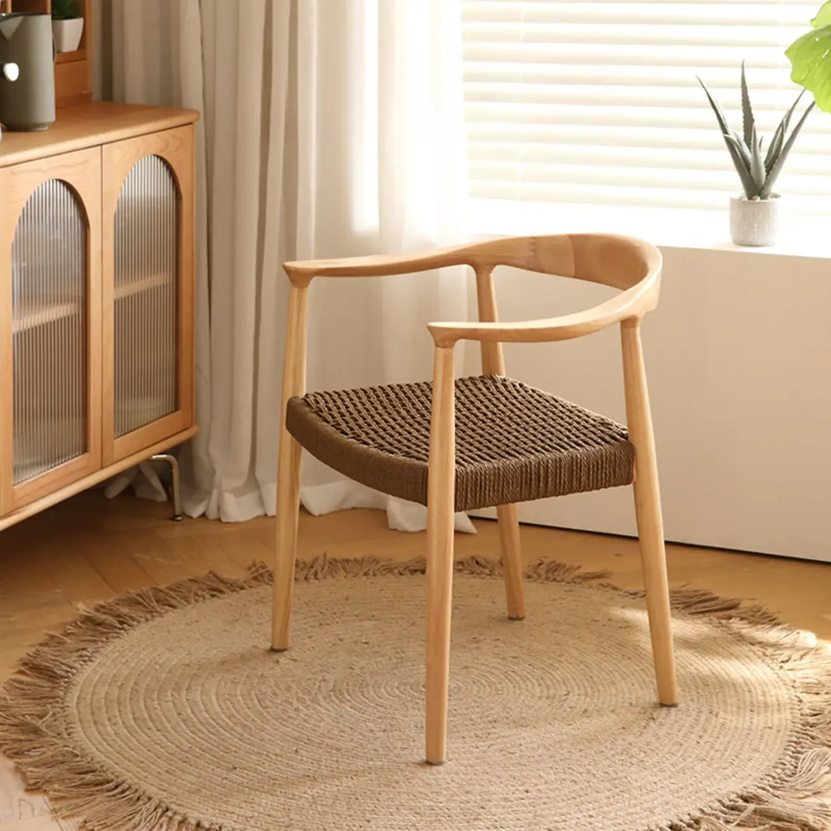 Chaise de salle à manger scandinave avec structure en bois courbé, assise tressée et accoudoirs
