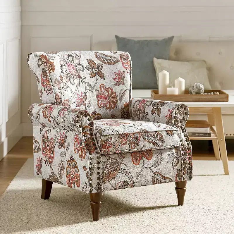 Sillón floral tradicional Araceli con estructura de madera, tapizado, respaldo alto con alas y acabado de tachuelas| ART OF LIVING DESIGNS