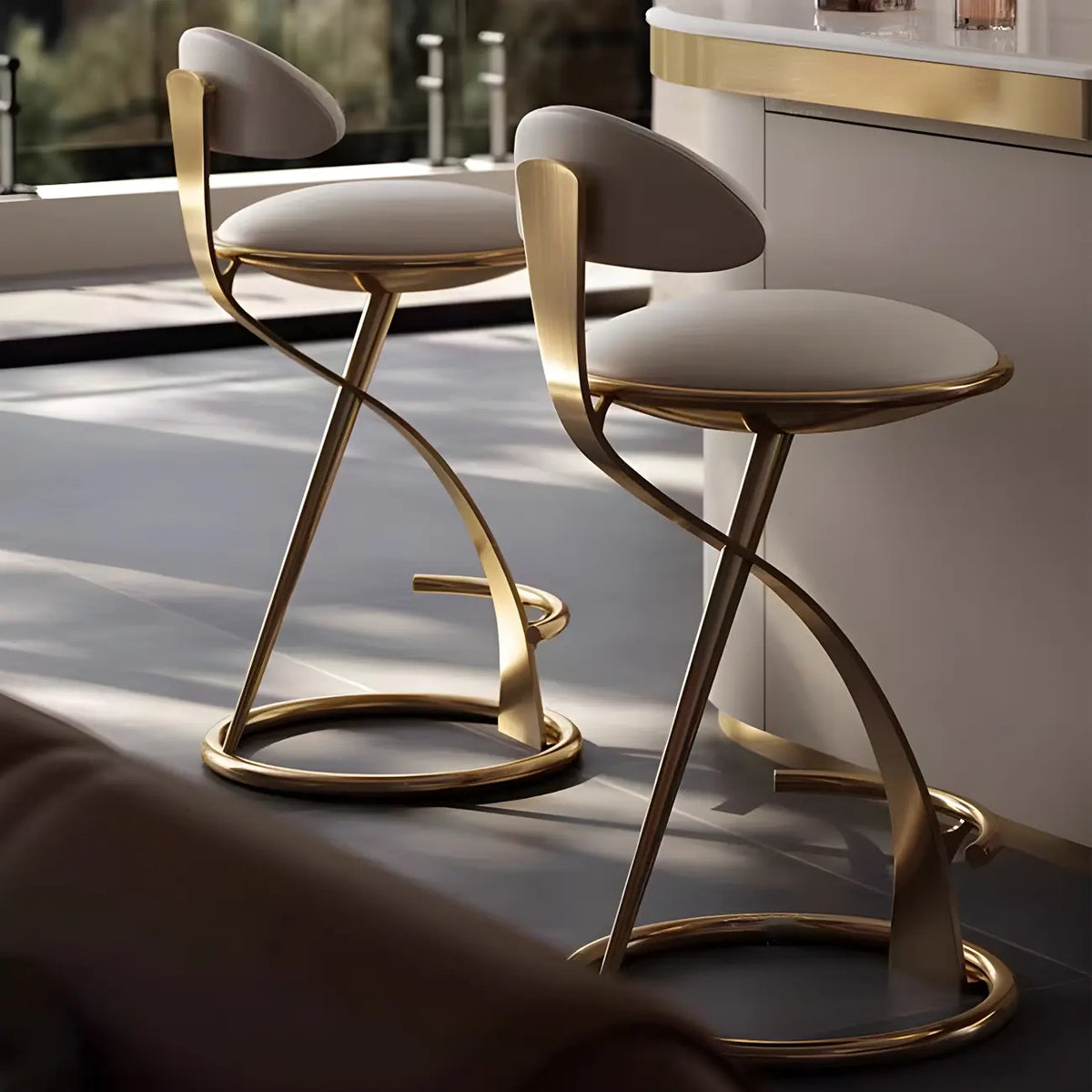 Luxe barkruk met strak beige leer en een goudkleurig metalen frame