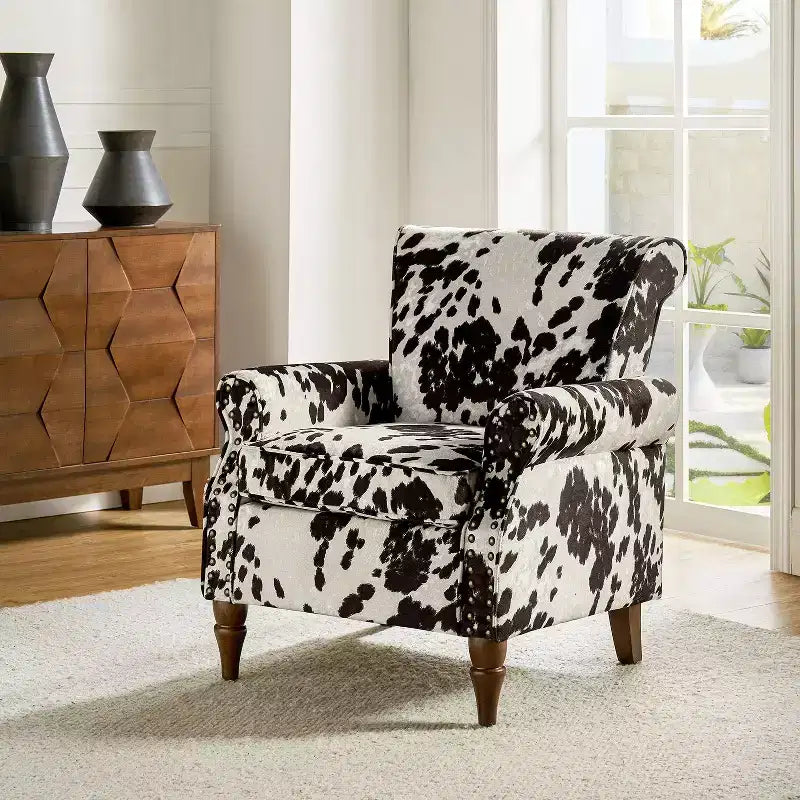 Sillón floral tradicional Araceli con estructura de madera, tapizado, respaldo alto con alas y acabado de tachuelas| ART OF LIVING DESIGNS