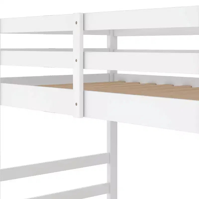 Niedriges Etagenbett, hölzernes Etagenbett mit Leiter, Etagenbett mit umlaufenden Schutzgittern