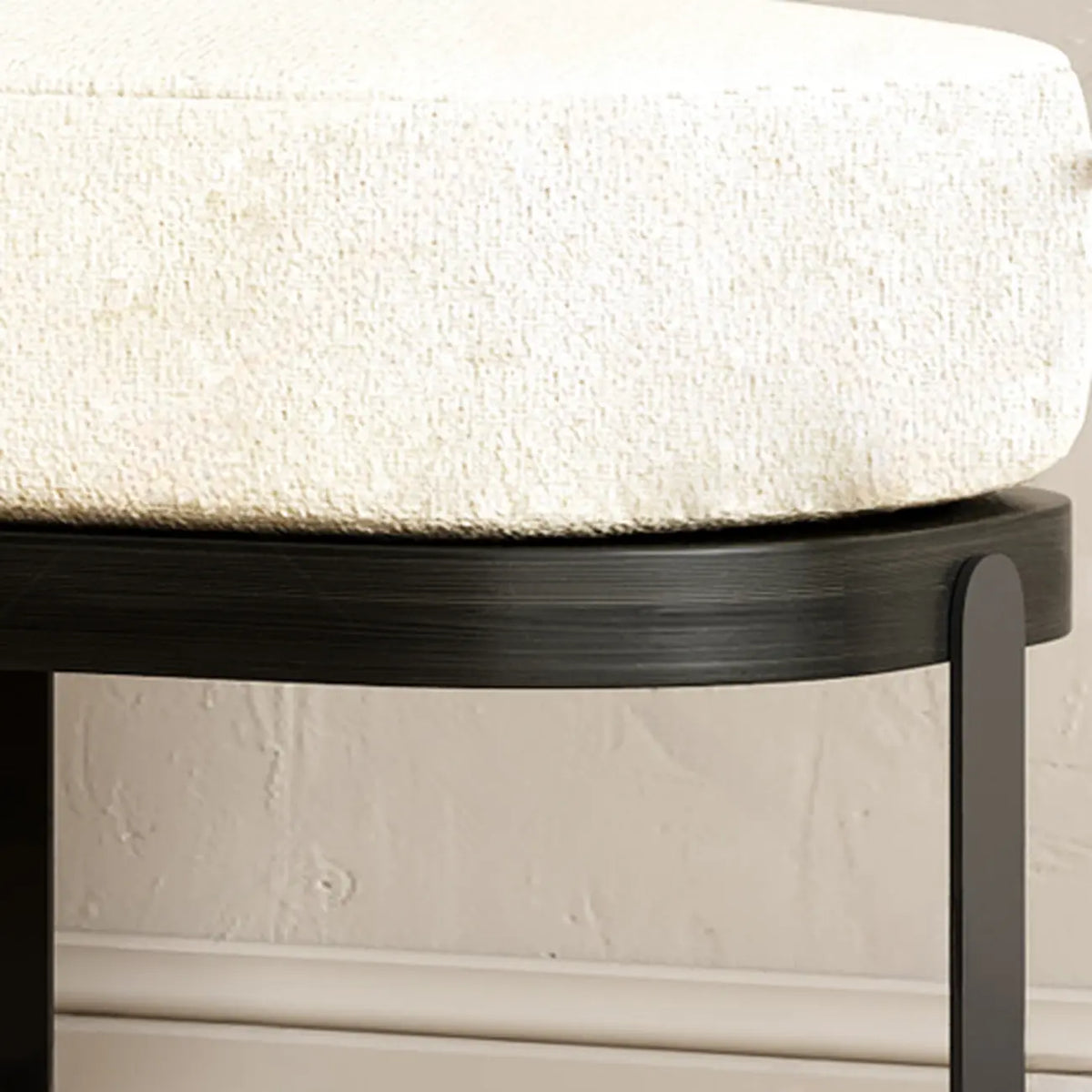 Moderne korte houten bank met beige bekleding