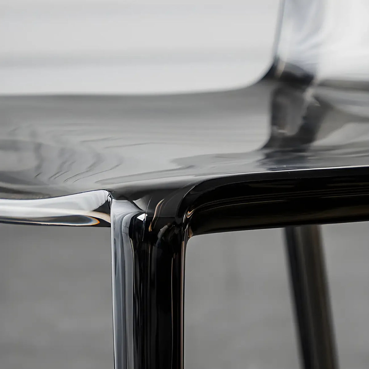Chaise de salle à manger sans accoudoirs à dossier bas en acrylique ambré