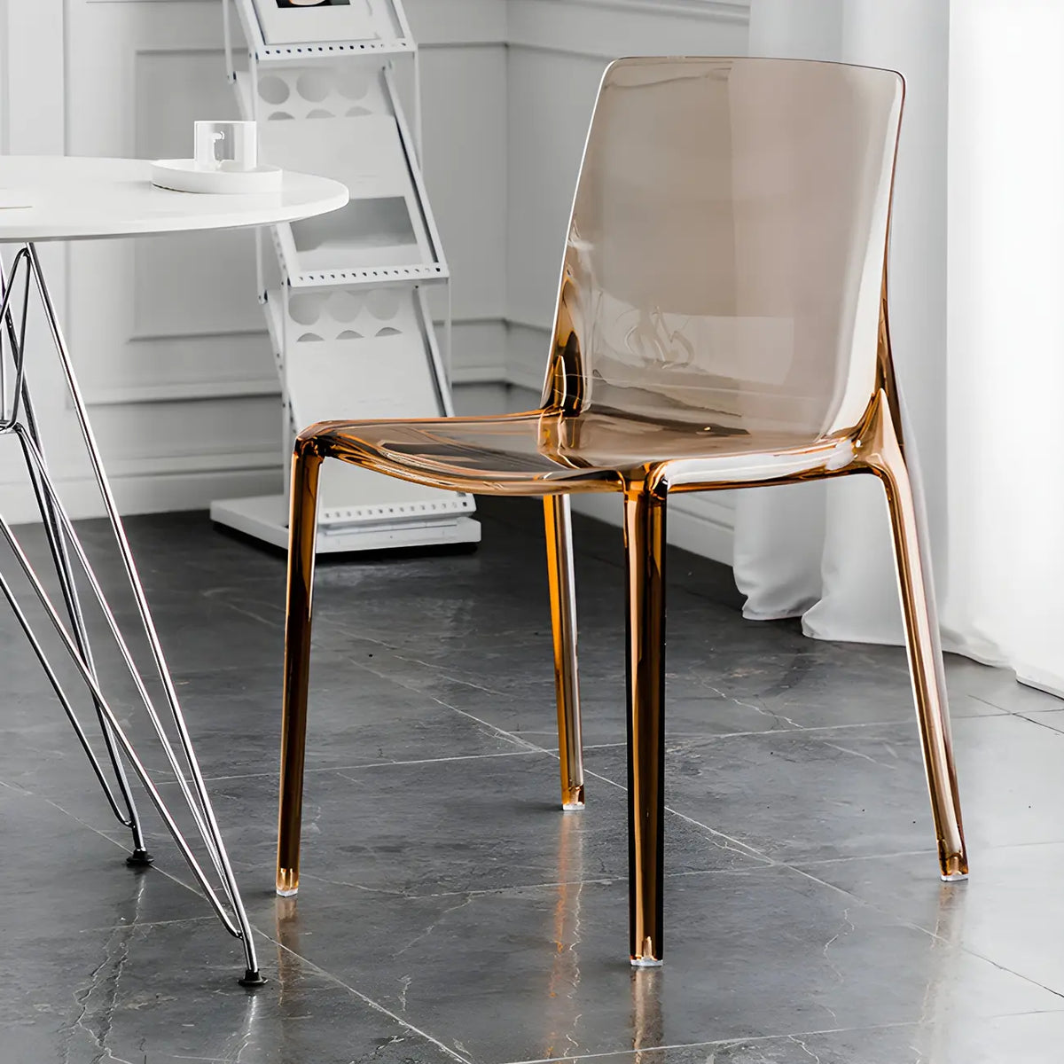 Chaise de salle à manger sans accoudoirs à dossier bas en acrylique ambré