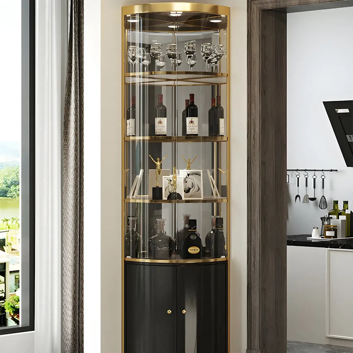 Glamouröser, glänzender Vitrinenschrank aus Glas und goldfarbenem Metall mit abgerundeter Ecke