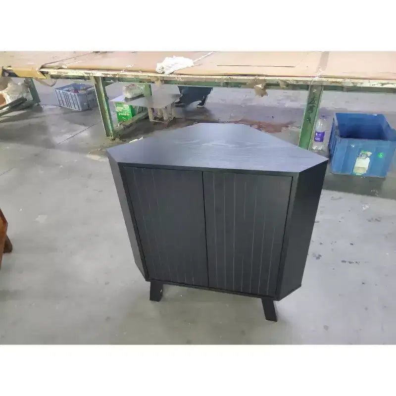 Meuble d’angle avec étagère réglable, table d’angle industrielle en bois à 3 niveaux avec portes, table d’appoint triangulaire pour salon et cuisine