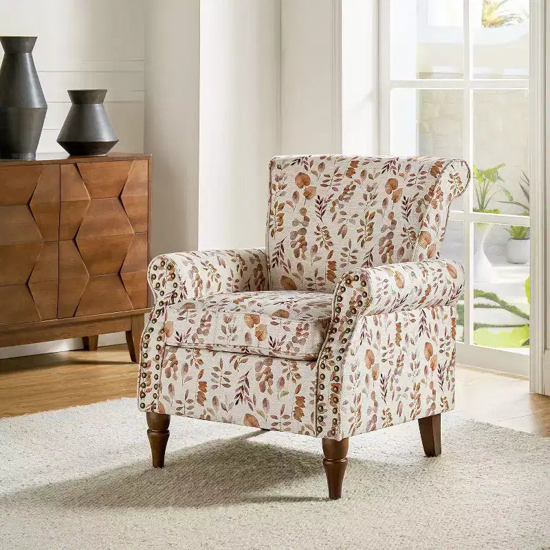 Sillón floral tradicional Araceli con estructura de madera, tapizado, respaldo alto con alas y acabado de tachuelas| ART OF LIVING DESIGNS