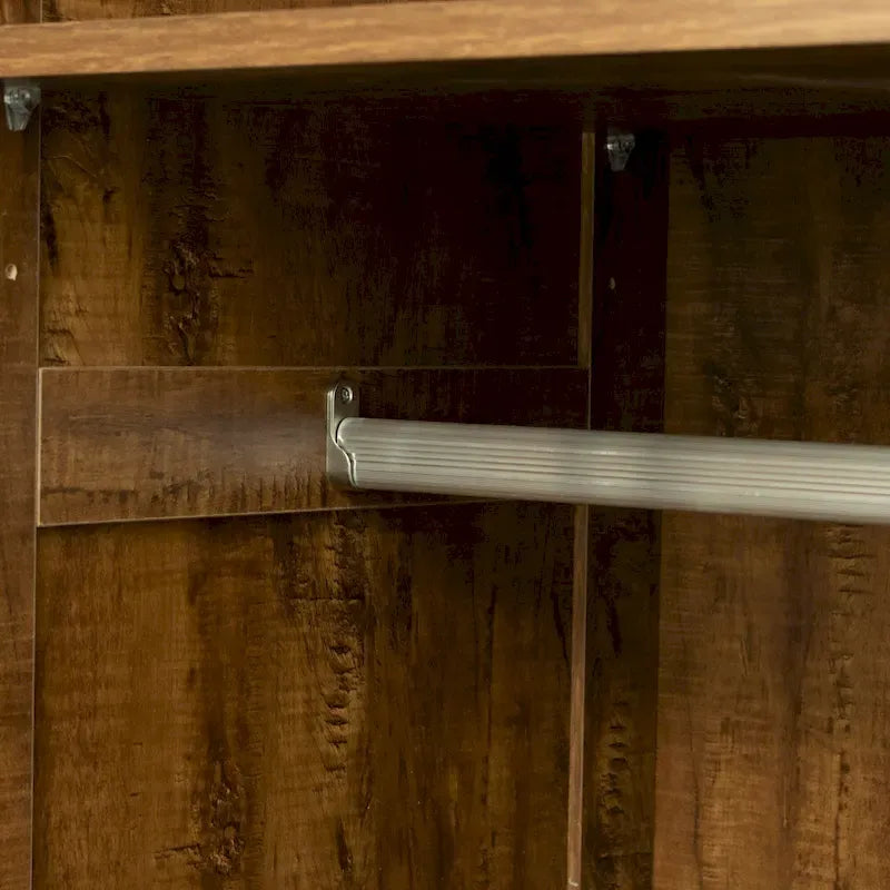 Weißer Kleiderschrank aus Holz mit Türen, Schubladen und Kleiderstange