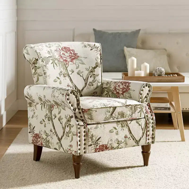 Sillón floral tradicional Araceli con estructura de madera, tapizado, respaldo alto con alas y acabado de tachuelas| ART OF LIVING DESIGNS