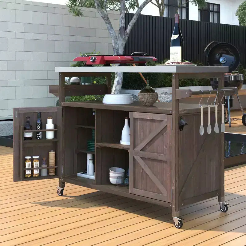 Îlot de cuisine extérieur Okak avec plateau en acier inoxydable, desserte de cuisine en bois avec portes, étagères et porte-épices, îlot de cuisine à roulettes