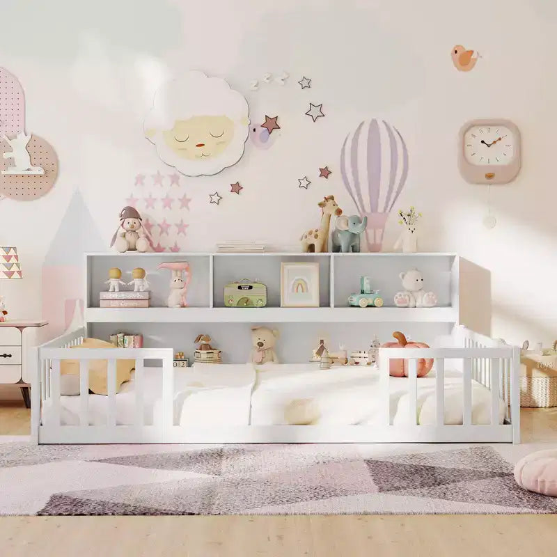 Łóżko podłogowe Montessori w rozmiarze Twin/Full z półkami na książki i miejsce do przechowywania oraz barierkami ochronnymi, białe/szare