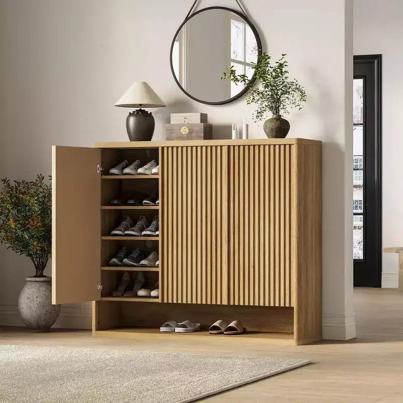 Schoenenkast met gecanneleerde deur en verstelbare planken voor de entree en woonkamer