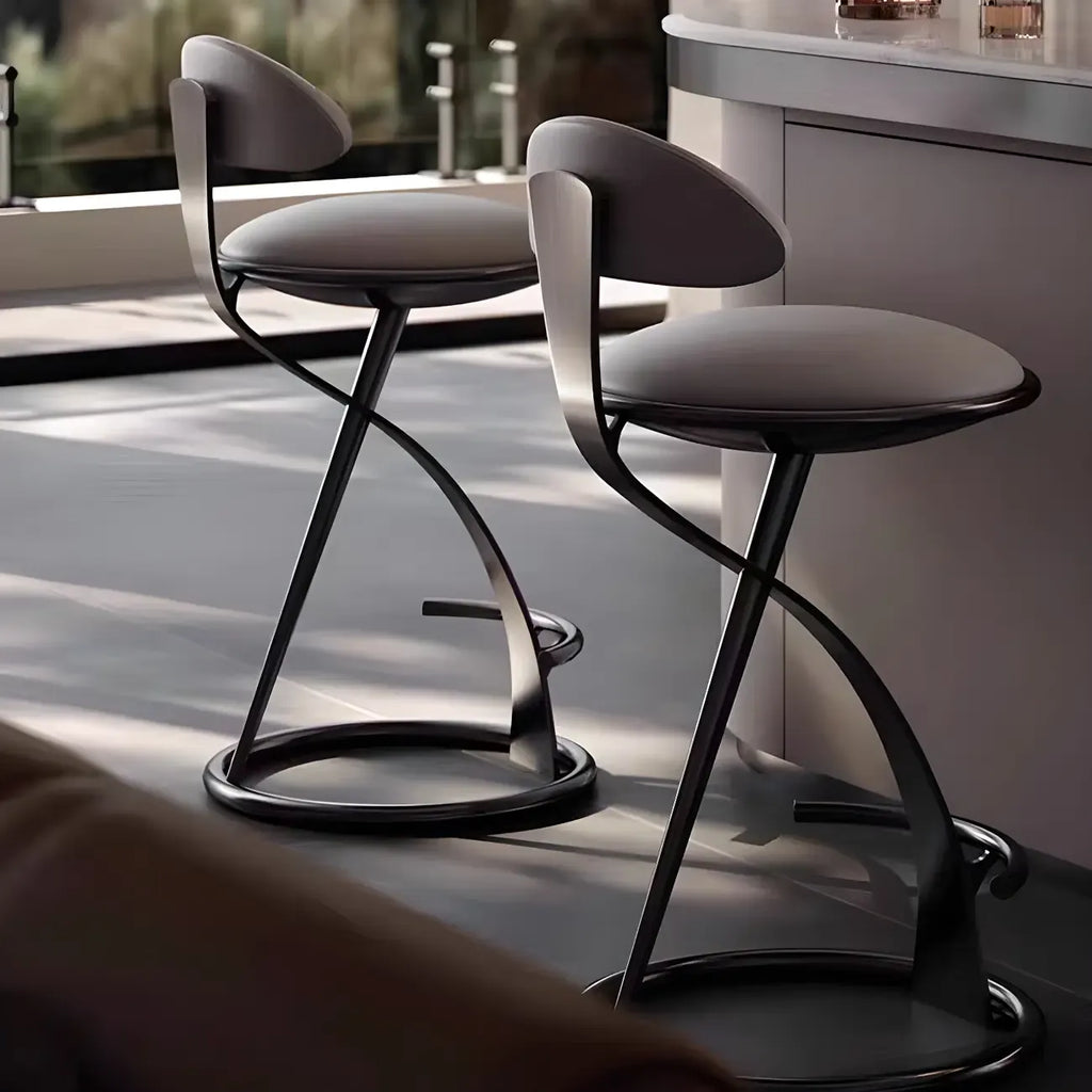 Luxe barkruk met strak beige leer en een goudkleurig metalen frame