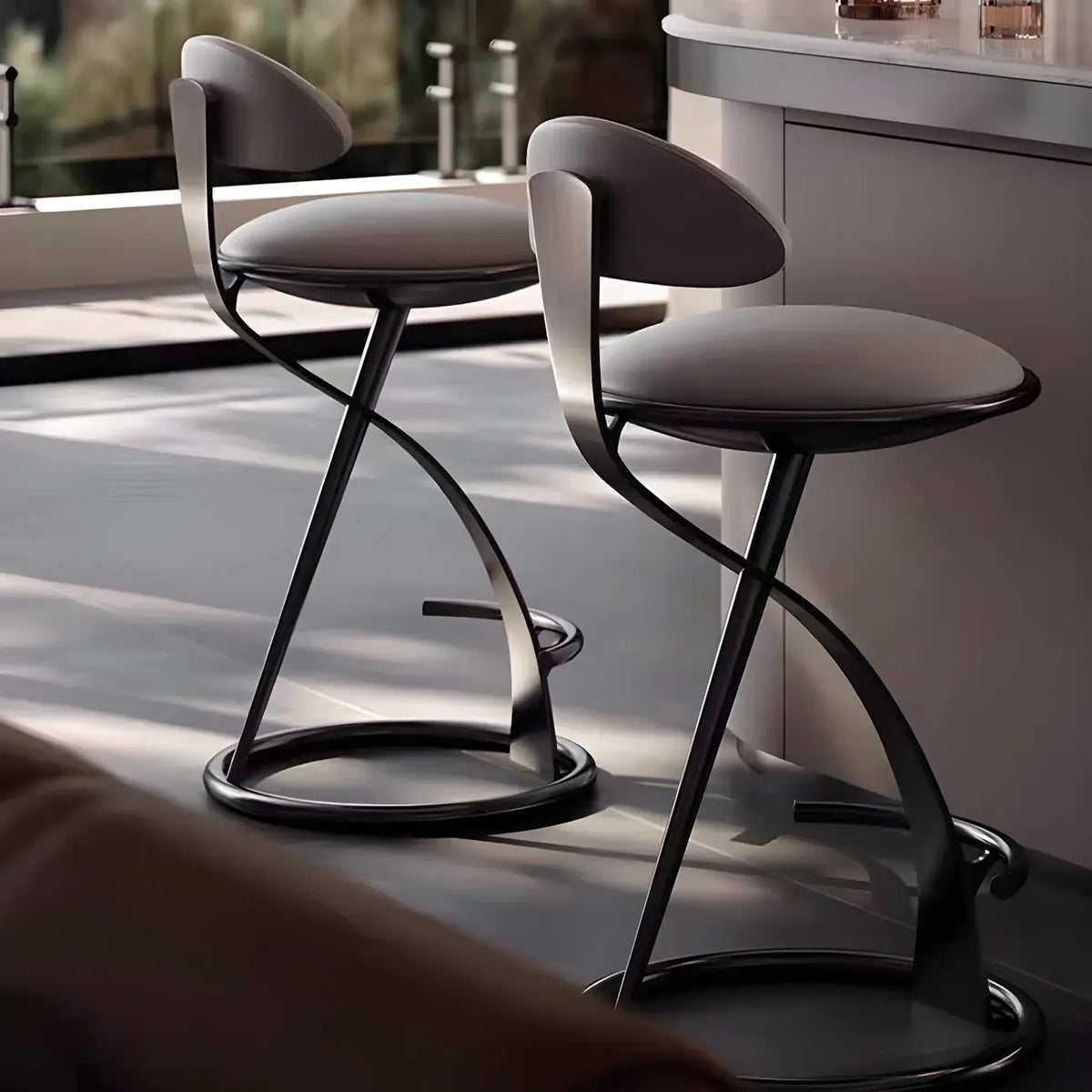 Luxe barkruk met strak beige leer en een goudkleurig metalen frame